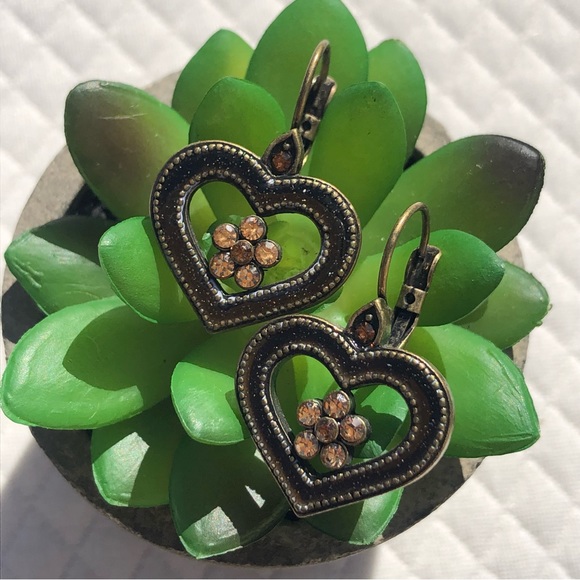 Beautiful earthy feel heart earrings with a bit of sparkle.Lightweight and fun🤎 - Picture 5 of 9